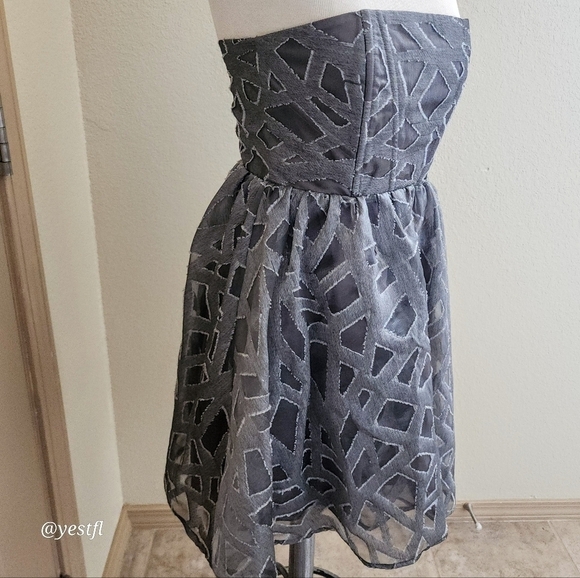 Alice + Olivia Grey Kristin Strapless Gray Dress Textured Fit Flare Abstract 6 - Picture 2 of 7